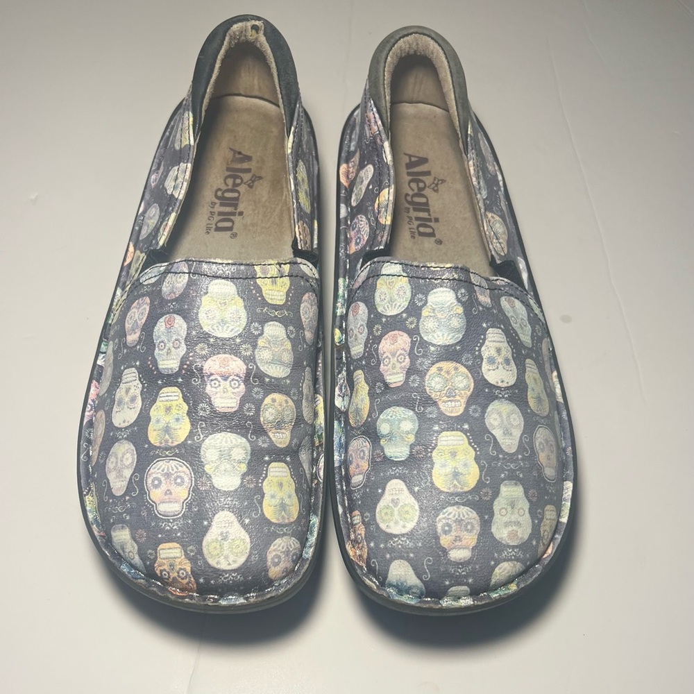Alegria women’s Multicolor Skull Print Slippers